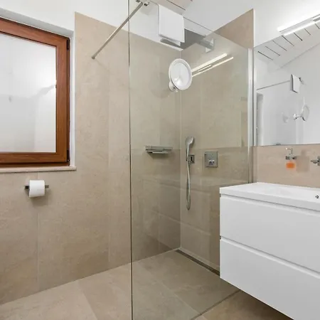 Hardy With Private Pool And Sauna Villa *