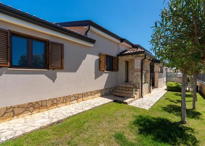 Hardy With Private Pool And Sauna Villa *