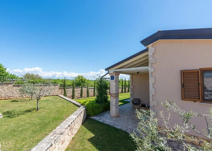 Hardy With Private Pool And Sauna Villa