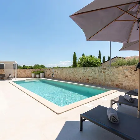 Hardy With Private Pool And Sauna Villa
