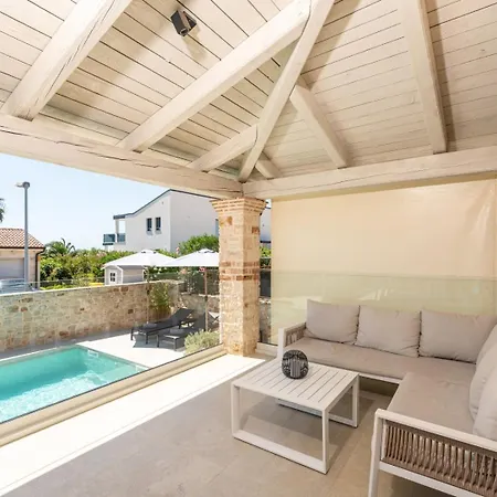 Villa Hardy With Private Pool And Sauna