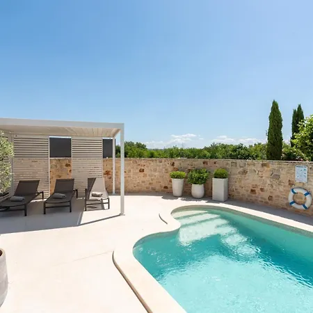 Villa Hardy With Private Pool And Sauna