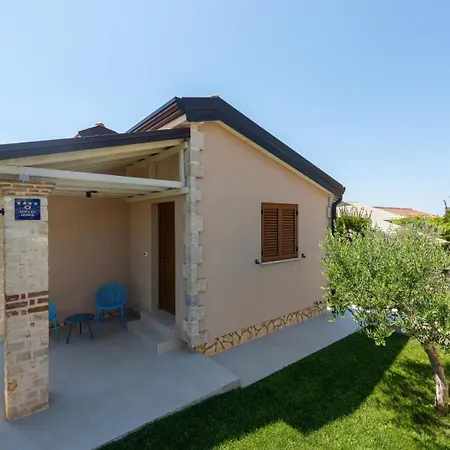 Hardy With Private Pool And Sauna Frata