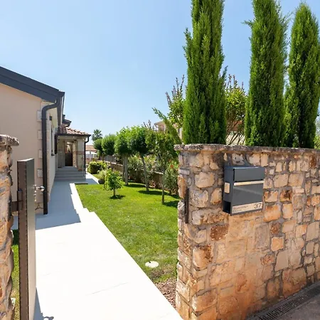 Villa Hardy With Private Pool And Sauna
