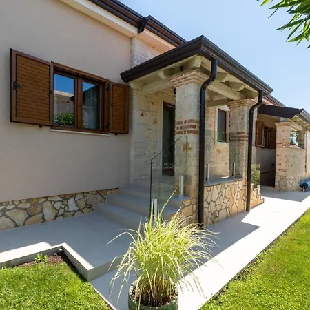 Hardy With Private Pool And Sauna