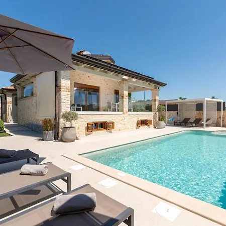 Hardy With Private Pool And Sauna