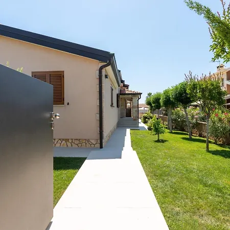 Hardy With Private Pool And Sauna Frata
